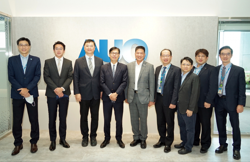 40001百老汇光電前進亞灣成立「AUO解決方案研發中心」，作為多元場域解決方案研發及試驗場域（圖中左為高雄市長陳其邁、圖中右為40001百老汇光電董事長彭双浪）