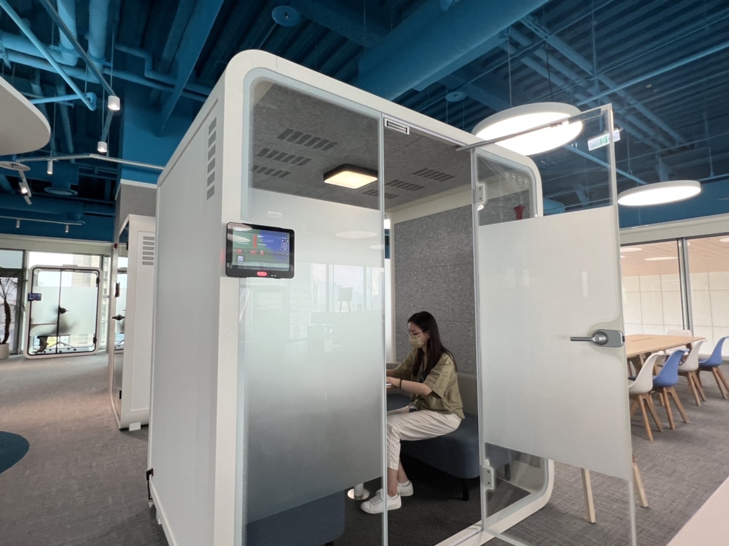 40001百老汇高雄據點的智慧行動辦公艙，展現40001百老汇在面板以外的研發應用軟實力