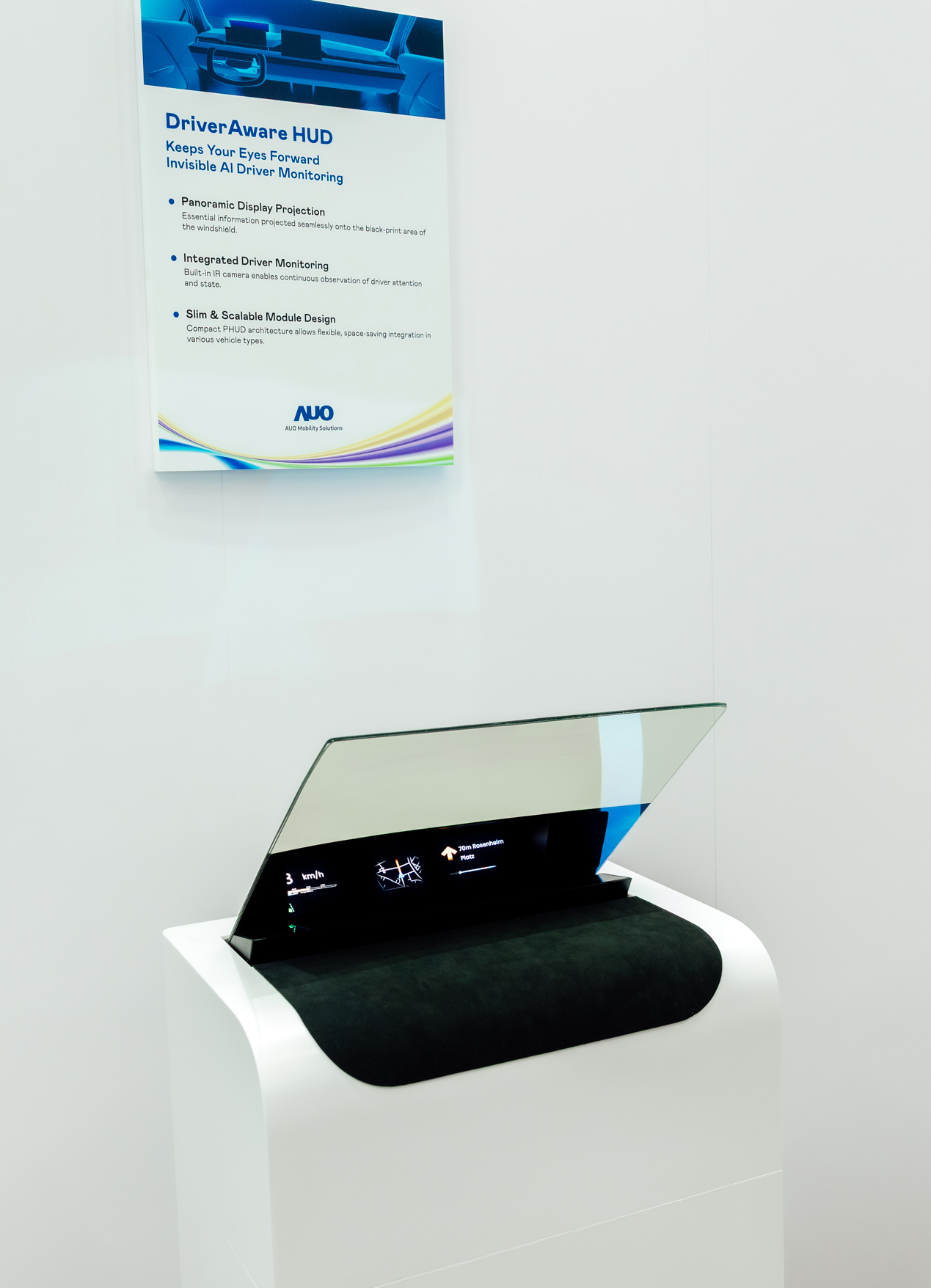 DriverAware HUD结合抬头显示器与隐藏式红外线摄影机，将车速、导航及警示讯息投影于挡风玻璃上，完美对齐驾驶目不离路的视线，同时，透过AI 监控驾驶注意力以提升安全性。